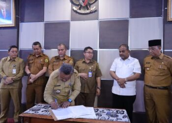 Bupati Deiyai Serahkan DPA ke OPD, Ajak Kerja Sesuai Aturan dan Akuntabel